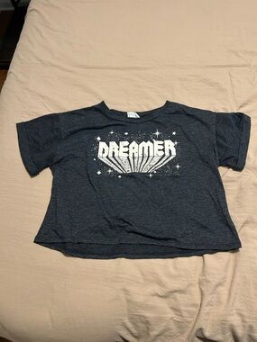 Le Lis Charcoal 'Dreamer' Cropped Graphic Tee - White Print